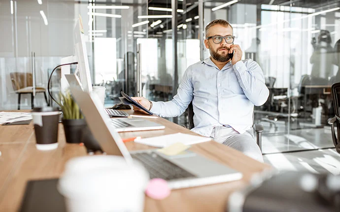 Potencjalny klient bezskazy.org który dowiaduje się jak wygląda procedura uzyskania podpisu kwalifikowanego