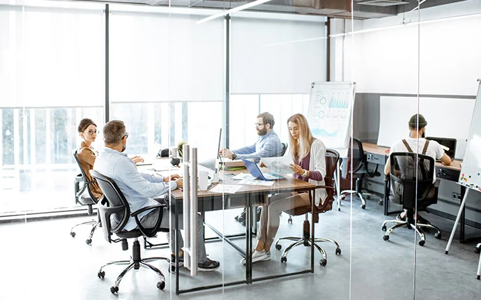 Zdjęcie ludzi korzystających z podpisu kwalifikowanego w biurze - Bezskazy.org